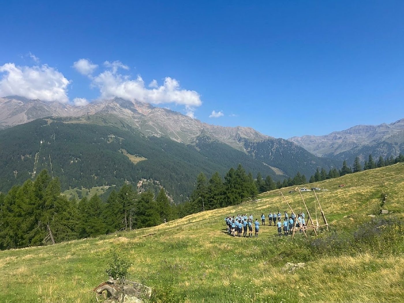 Il gruppo in uniforme radunato su un prato di montagna