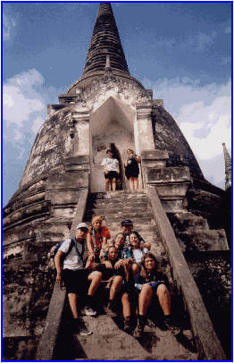 Scout seduti sui gradini di un'antica pagoda