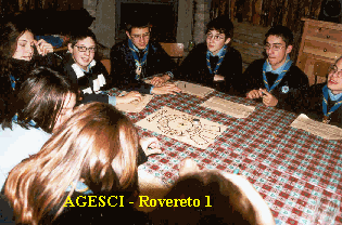 Ragazzi del Rovereto 1 in uniforme attorno a un tavolo